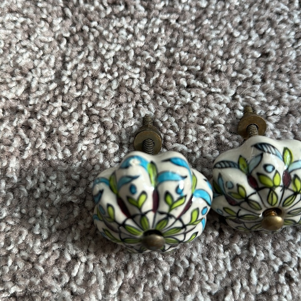 Drawer pulls - Picture 2 of 3